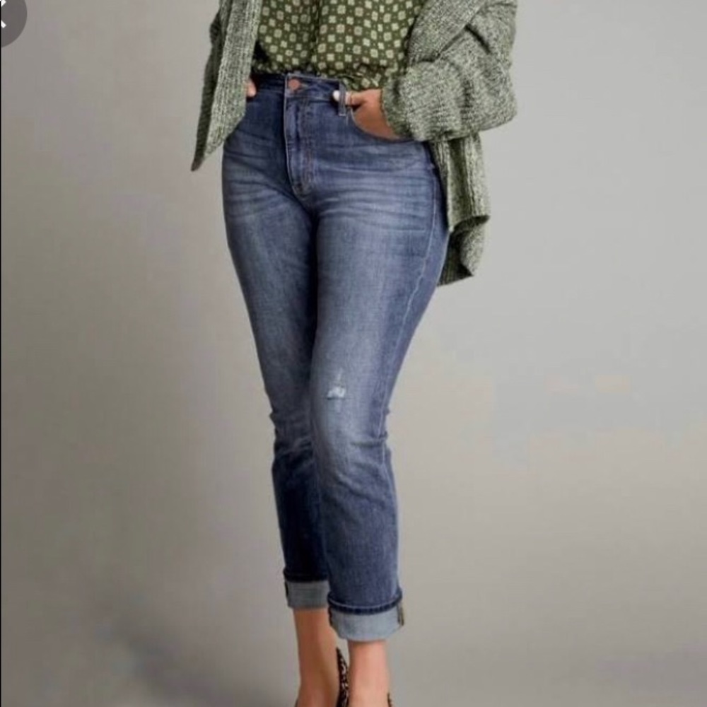 Cabi Higher Straight Jean size 6, NWT, #3940